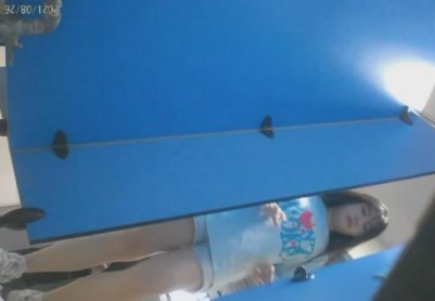 艺校蓝门女厕偷拍师生尿尿校花级黄衣气质美女的无毛白虎逼