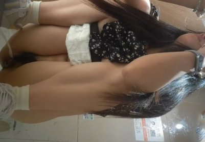 酒吧女厕前景高清偷拍 小姐尿尿踩屎鞋靓妹的粉嫩小穴