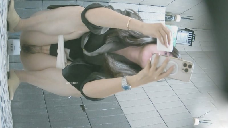 写字楼女厕前后景双角度高清偷拍 白领姐姐尿尿长靴靓妹换卫生巾