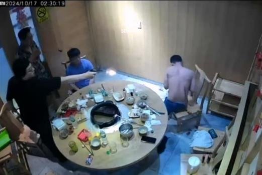男子在中餐馆遭同胞射杀1V